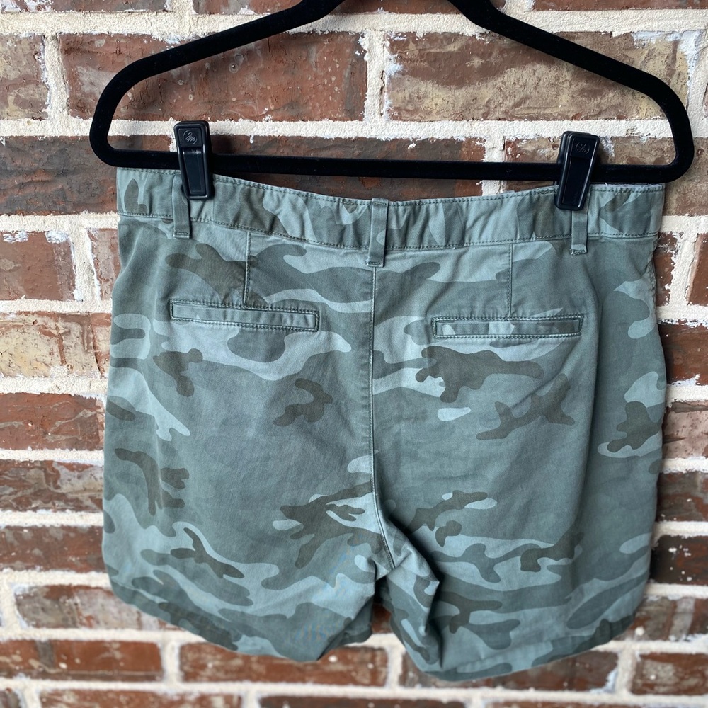 GAP 5” Girlfriend Chino Shorts Size 12 Army Green Camo - Picture 6 of 13
